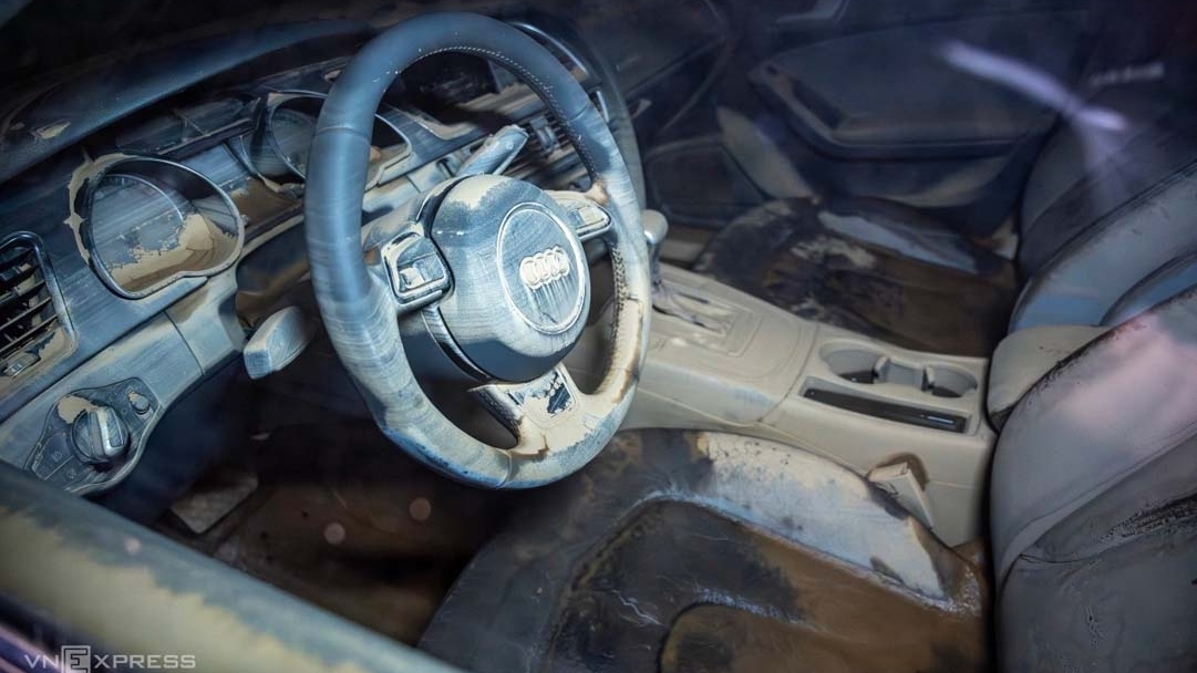 Hàng trăm ôtô ngập nước ở Thái Nguyên chờ xe cứu hộ