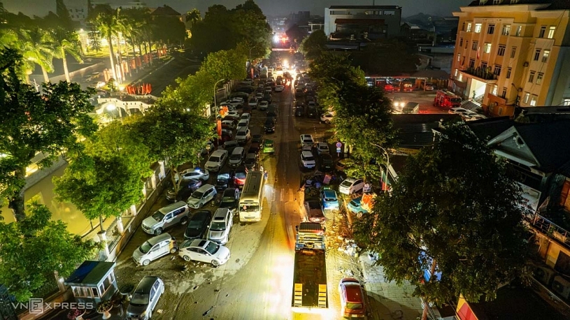 Hàng trăm ôtô ngập nước ở Thái Nguyên chờ xe cứu hộ Hàng trăm ôtô ngập nước ở Thái Nguyên chờ xe cứu hộ