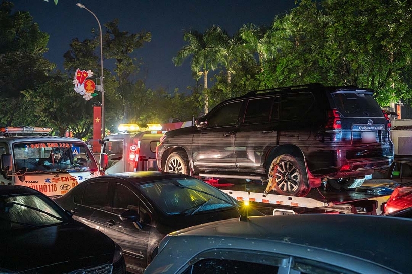 Hàng trăm ôtô ngập nước ở Thái Nguyên chờ xe cứu hộ Hàng trăm ôtô ngập nước ở Thái Nguyên chờ xe cứu hộ