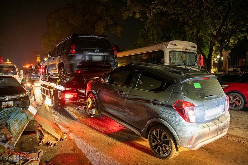 Hàng trăm ôtô ngập nước ở Thái Nguyên chờ xe cứu hộ Hàng trăm ôtô ngập nước ở Thái Nguyên chờ xe cứu hộ