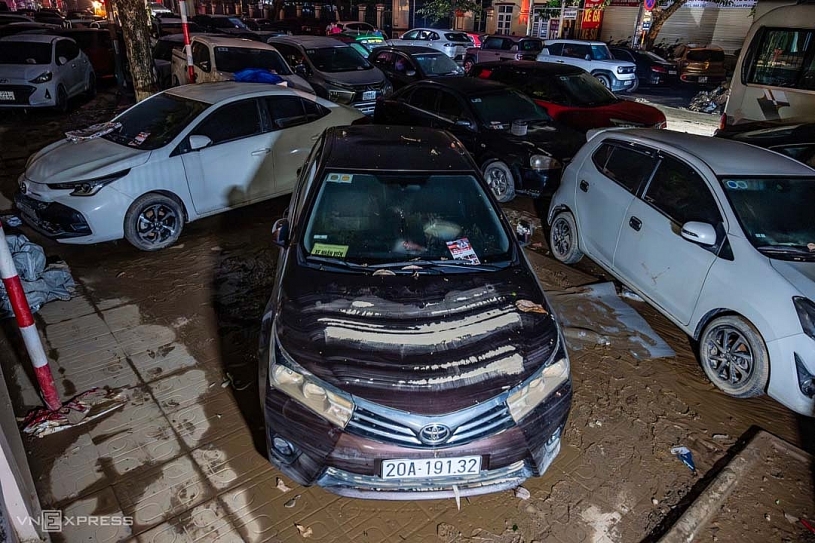 Hàng trăm ôtô ngập nước ở Thái Nguyên chờ xe cứu hộ Hàng trăm ôtô ngập nước ở Thái Nguyên chờ xe cứu hộ