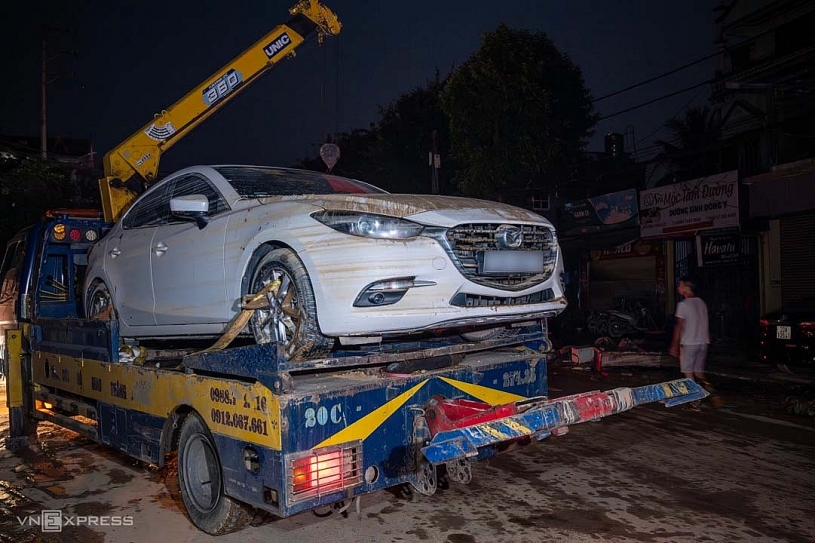 Hàng trăm ôtô ngập nước ở Thái Nguyên chờ xe cứu hộ Hàng trăm ôtô ngập nước ở Thái Nguyên chờ xe cứu hộ