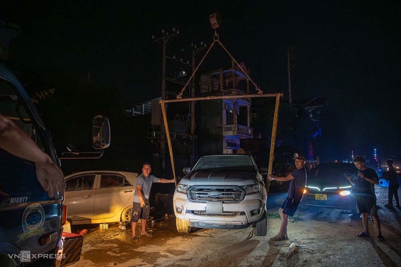 Hàng trăm ôtô ngập nước ở Thái Nguyên chờ xe cứu hộ Hàng trăm ôtô ngập nước ở Thái Nguyên chờ xe cứu hộ