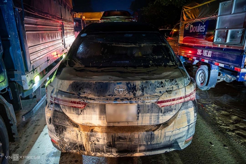 Hàng trăm ôtô ngập nước ở Thái Nguyên chờ xe cứu hộ Hàng trăm ôtô ngập nước ở Thái Nguyên chờ xe cứu hộ