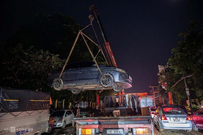 Hàng trăm ôtô ngập nước ở Thái Nguyên chờ xe cứu hộ Hàng trăm ôtô ngập nước ở Thái Nguyên chờ xe cứu hộ