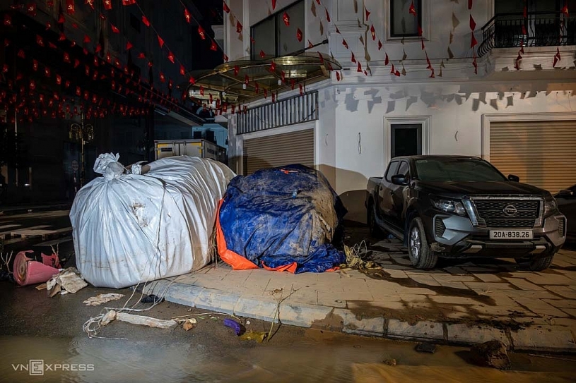 Hàng trăm ôtô ngập nước ở Thái Nguyên chờ xe cứu hộ Hàng trăm ôtô ngập nước ở Thái Nguyên chờ xe cứu hộ