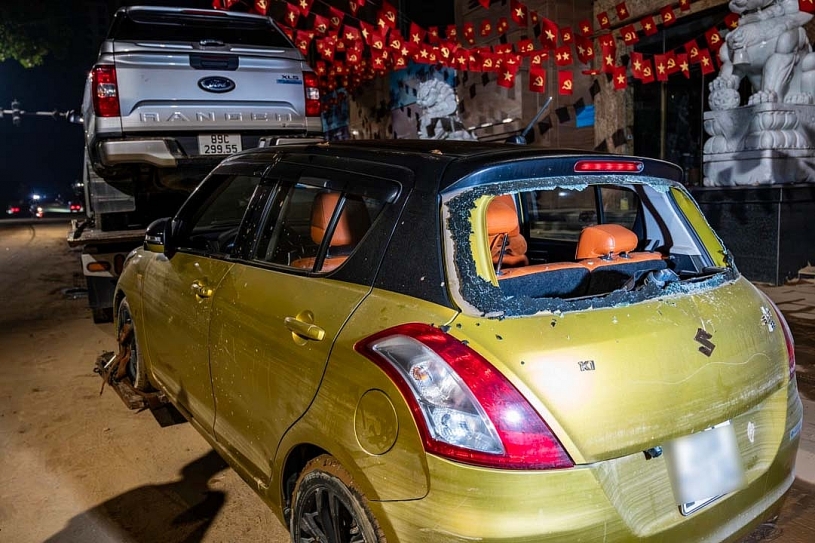 Hàng trăm ôtô ngập nước ở Thái Nguyên chờ xe cứu hộ Hàng trăm ôtô ngập nước ở Thái Nguyên chờ xe cứu hộ