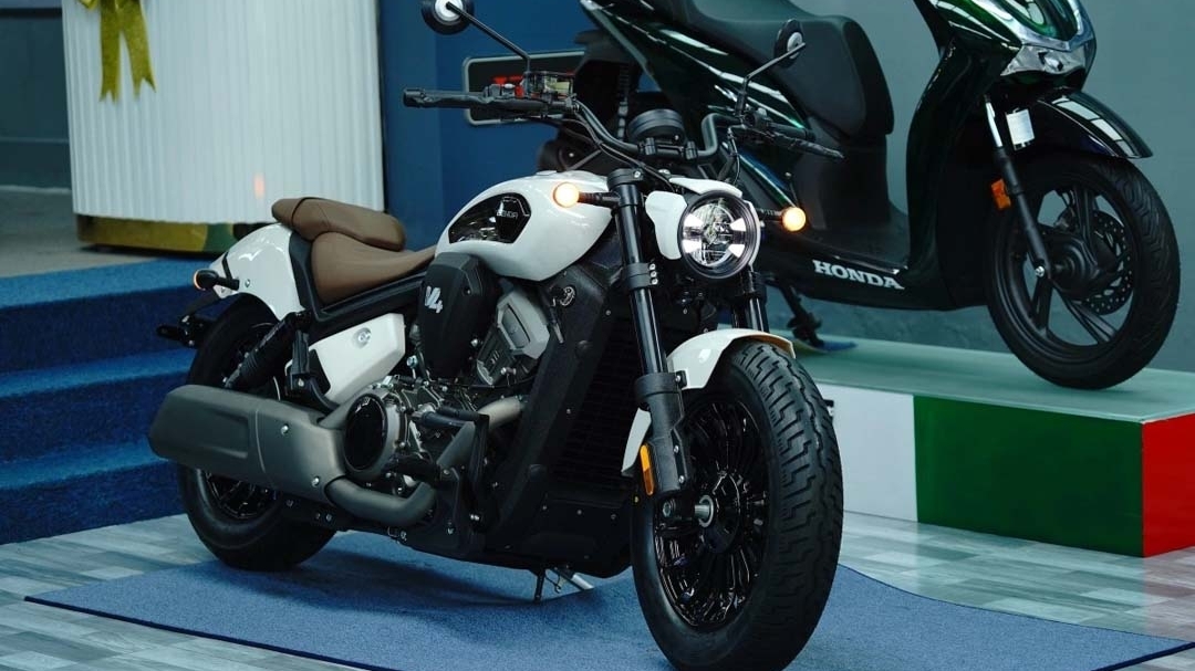 Benda Dark Flag 500 Commander - môtô treo khí nén đầu tiên về Việt Nam