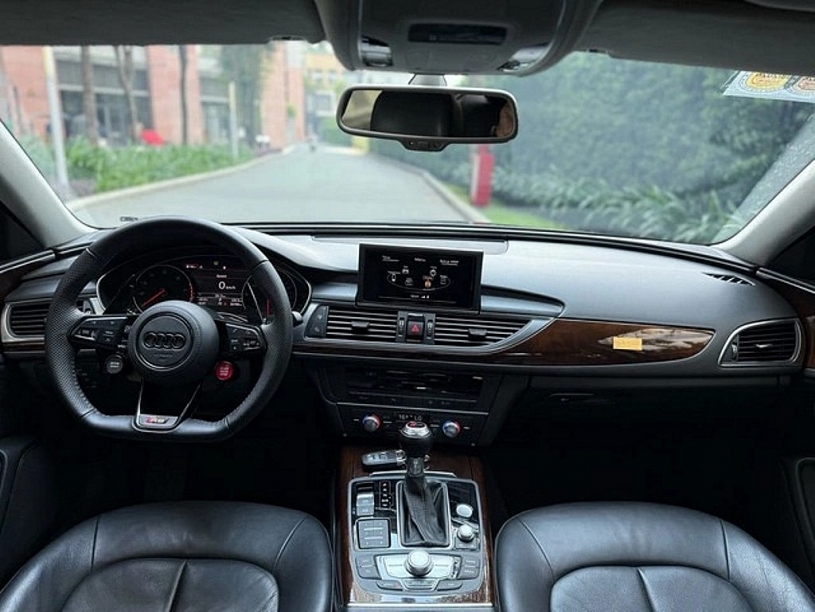 Xe sang từng phục vụ APEC rao giá chưa tới 800 triệu đồng