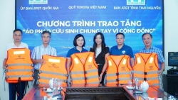 Quỹ Toyota Việt Nam trao tặng áo phao cứu sinh, lan tỏa tinh thần an toàn vì cộng đồng