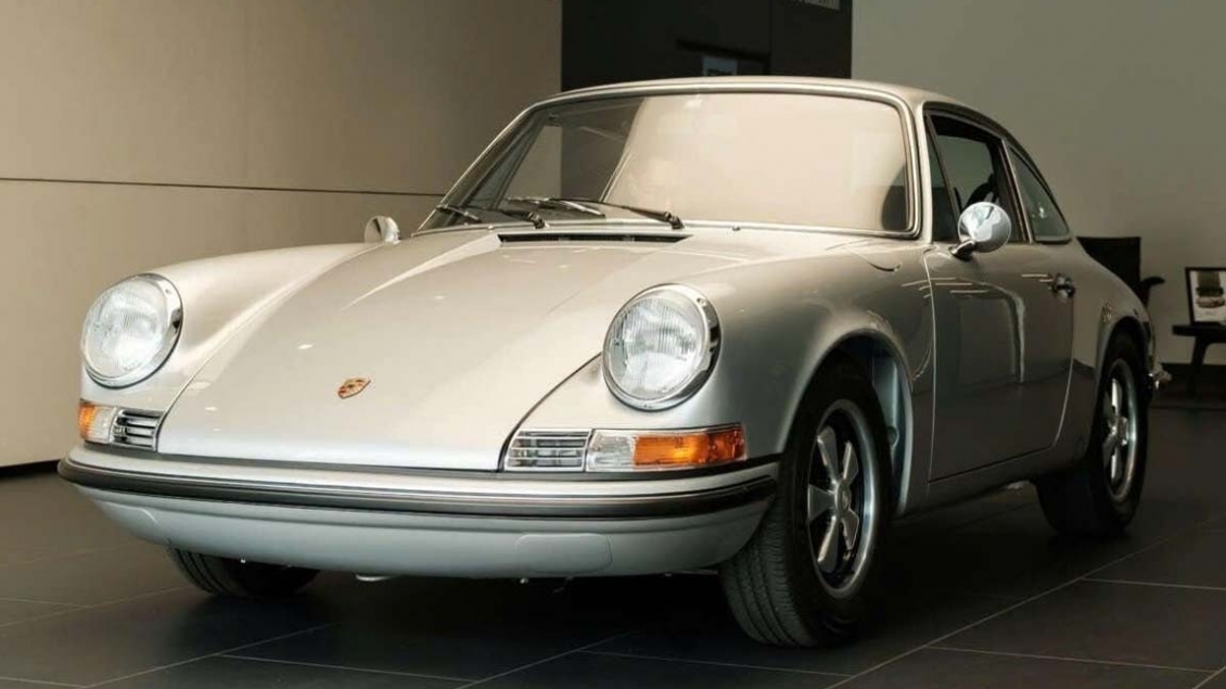 "Soi" Porsche 911 T năm 1970 sau khi được phục chế lại như mới