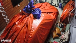 Người dân mua bạt bọc ô tô BMW, đưa xe máy lên tầng cao tránh ngập lụt