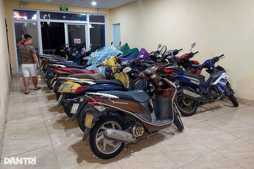 Người dân mua bạt bọc ô tô BMW, đưa xe máy lên tầng cao tránh ngập lụt