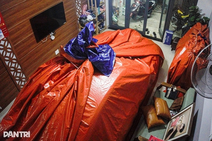 Người dân mua bạt bọc ô tô BMW, đưa xe máy lên tầng cao tránh ngập lụt