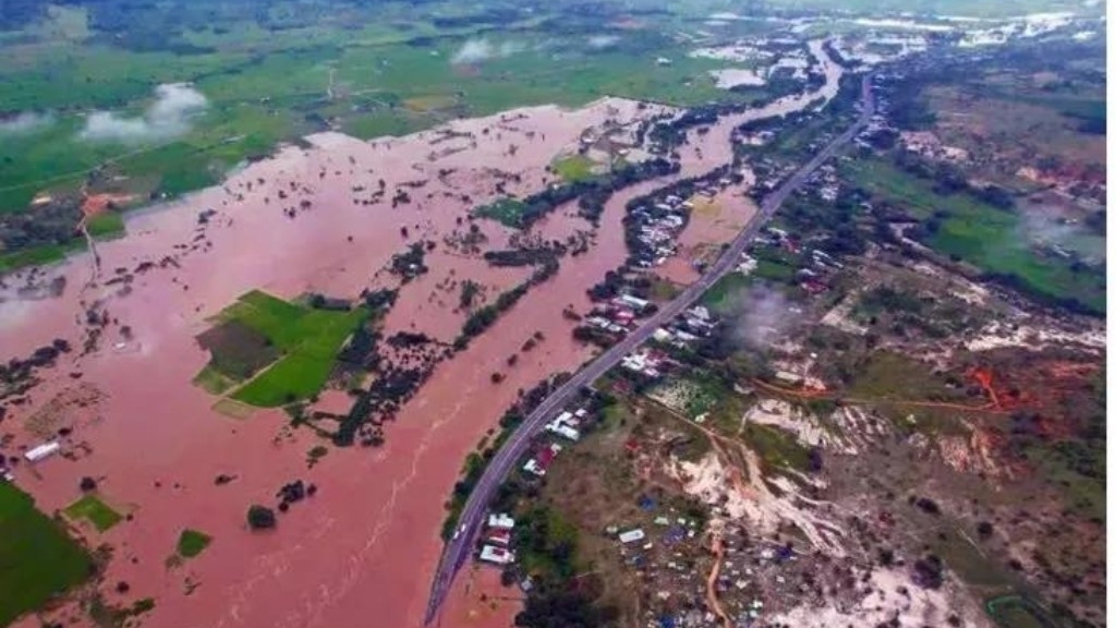 VinFast hỗ trợ khách hàng bị ảnh hưởng mưa lũ tại Huế và Đà Nẵng