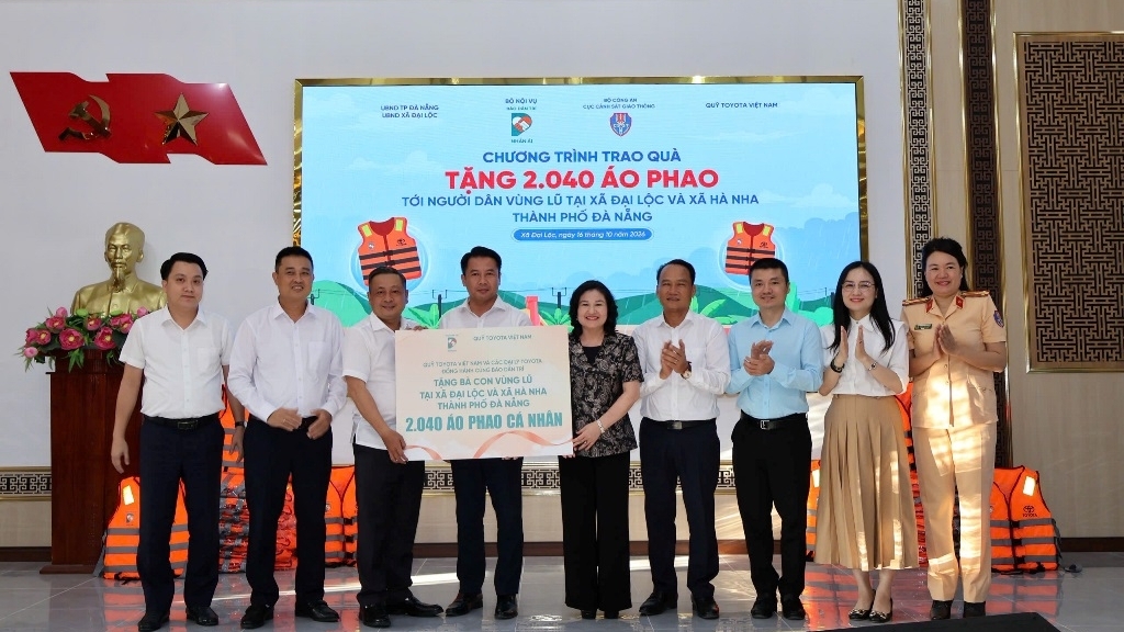 Quỹ Toyota Việt Nam trao hơn 2.000 áo phao cứu sinh tại rốn lũ Đà Nẵng