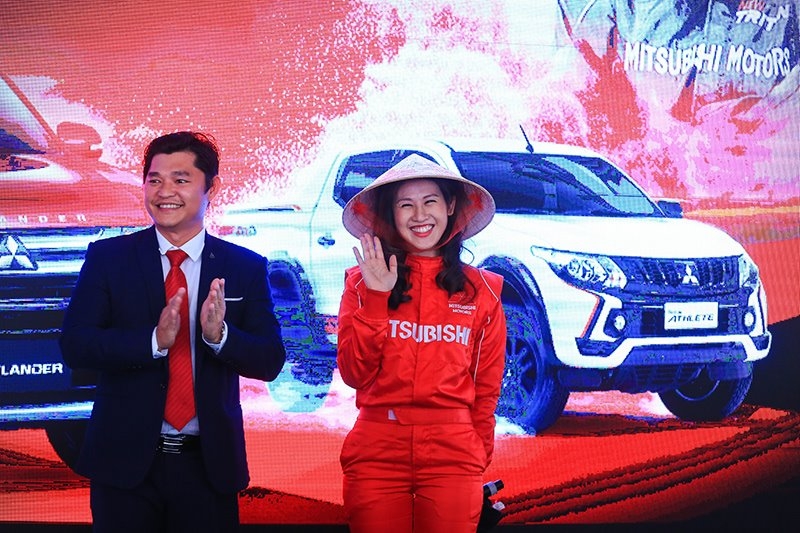 Video, chùm ảnh nữ hoàng drift Leona Chin ‘phá’ xe Mitsubishi tại Mỹ Đình video chum anh nu hoang drift leona chin pha xe mitsubishi tai my dinh