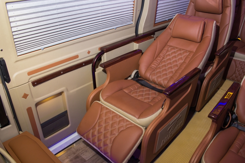 bat ngo hoa tiet trong dong duoc dua vao noi that chiec ford transit