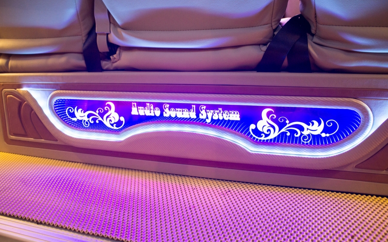 bat ngo hoa tiet trong dong duoc dua vao noi that chiec ford transit