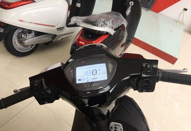 nhung chiec vinfast klara dau tien da xuat hien tai dai ly o ha noi