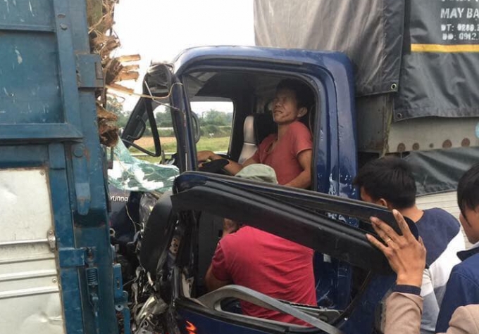 taxi gap tai nan khung khiep khi ung cuu tai xe xe tai tren cao toc