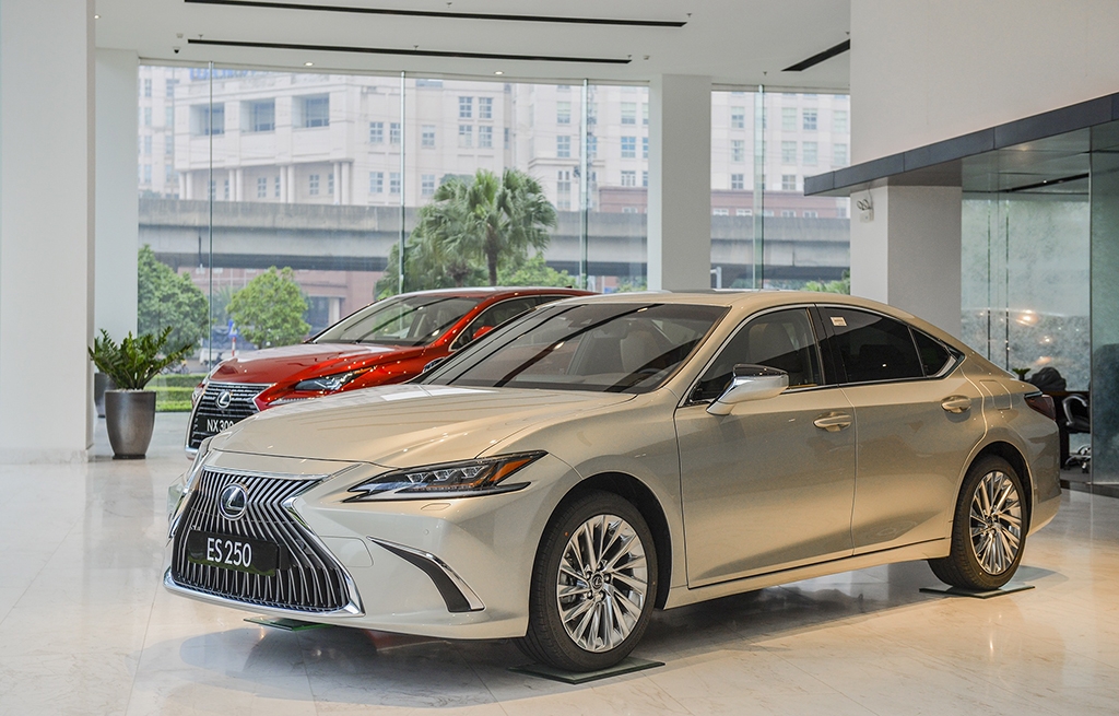 Lexus ES 2021 tại Việt Nam tăng an toàn, giá không đổi