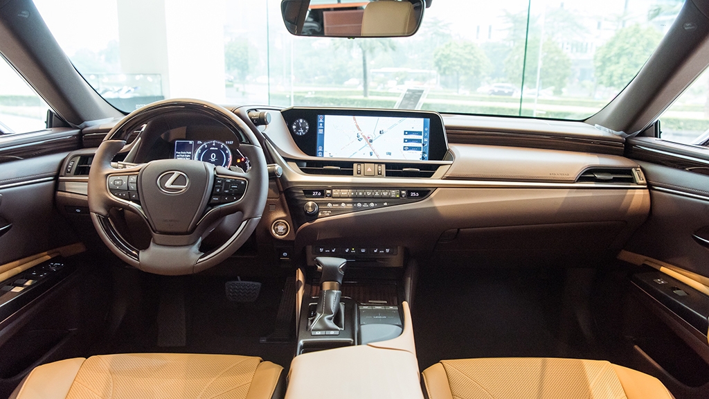 Lexus ES 2021 tại Việt Nam tăng an toàn, giá không đổi