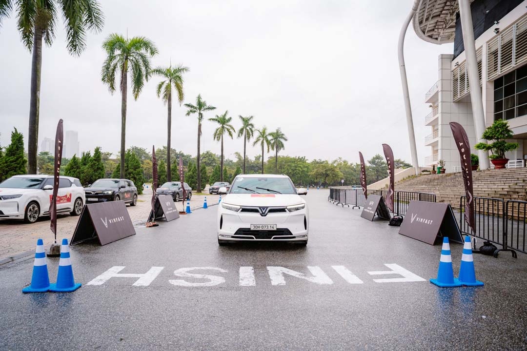 “Thực chiến” cùng xe điện VinFast trong mưa, người dùng tấm tắc khen chất xe làm nên doanh số kỉ lục thị trường