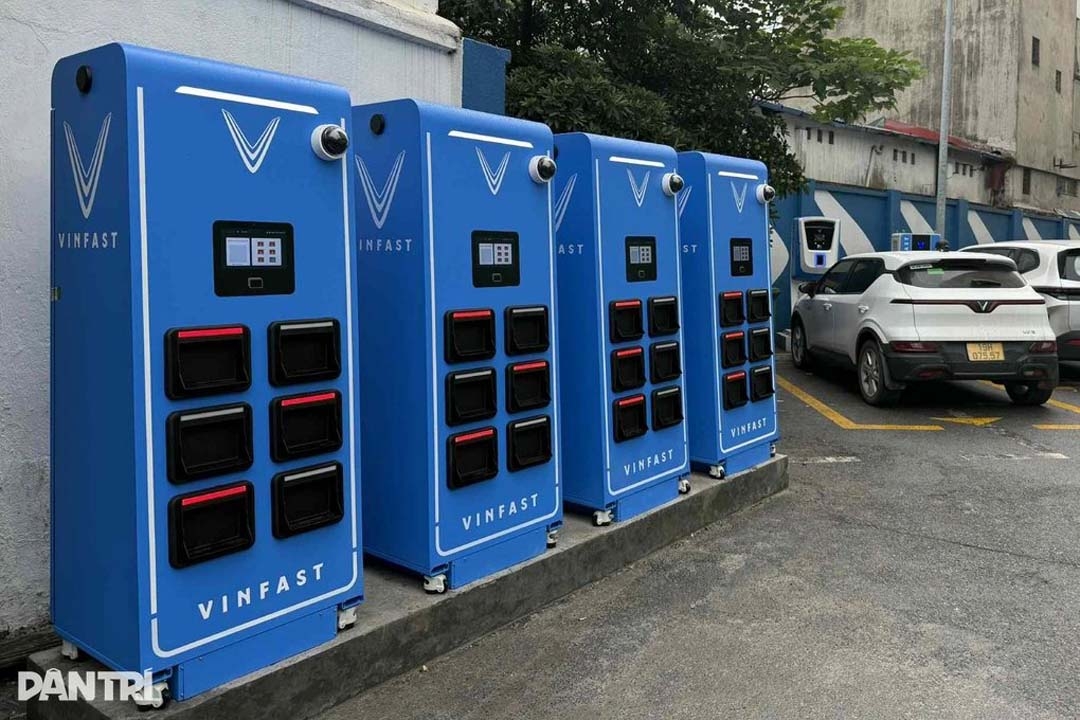 VinFast bắt đầu lắp trạm đổi pin xe máy điện, thao tác nhanh ngang đổ xăng?