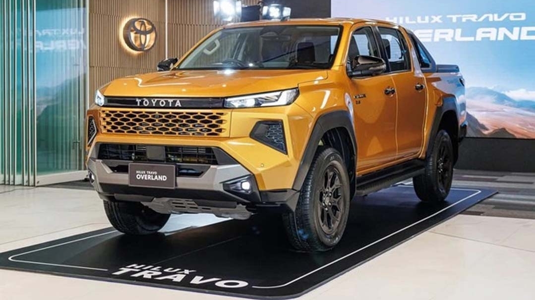 Toyota Hilux thế hệ mới lột xác thiết kế, có thêm bản thuần điện