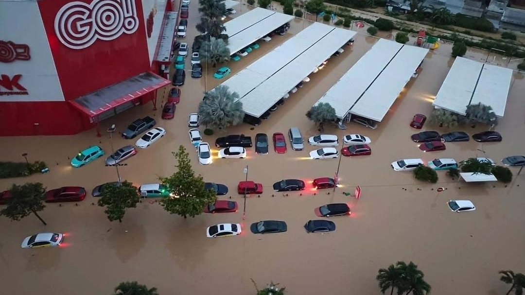 Ô tô bị ngập nước: Những việc cần làm để giảm thiểu thiệt hại