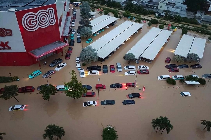 Ô tô bị ngập nước: Những việc cần làm để giảm thiểu thiệt hại Ô tô bị ngập nước: Những việc cần làm để giảm thiểu thiệt hại