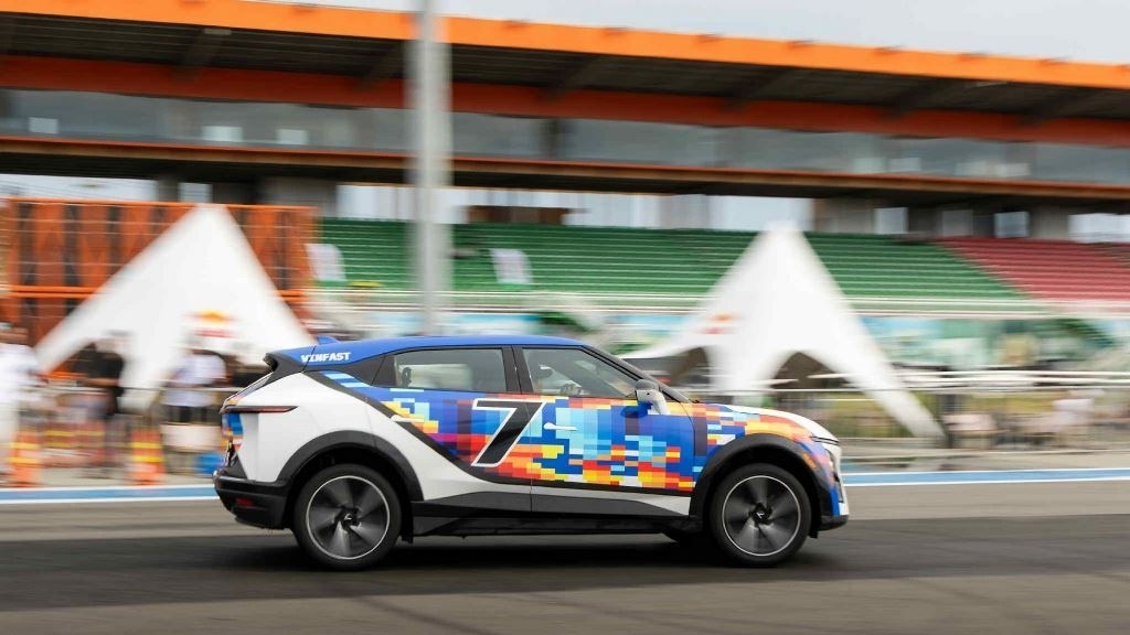 VinFast VF 7: Xe đẹp, lái đỉnh, giá lăn bánh về mức “khó tin” nhờ ưu đãi chồng ưu đãi