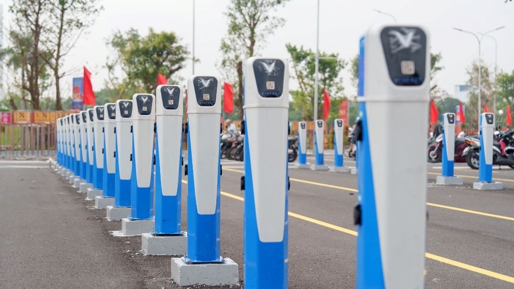 Chủ xe máy điện VinFast: “Sạc xe tiện như sạc điện thoại, tiết kiệm vô đối”