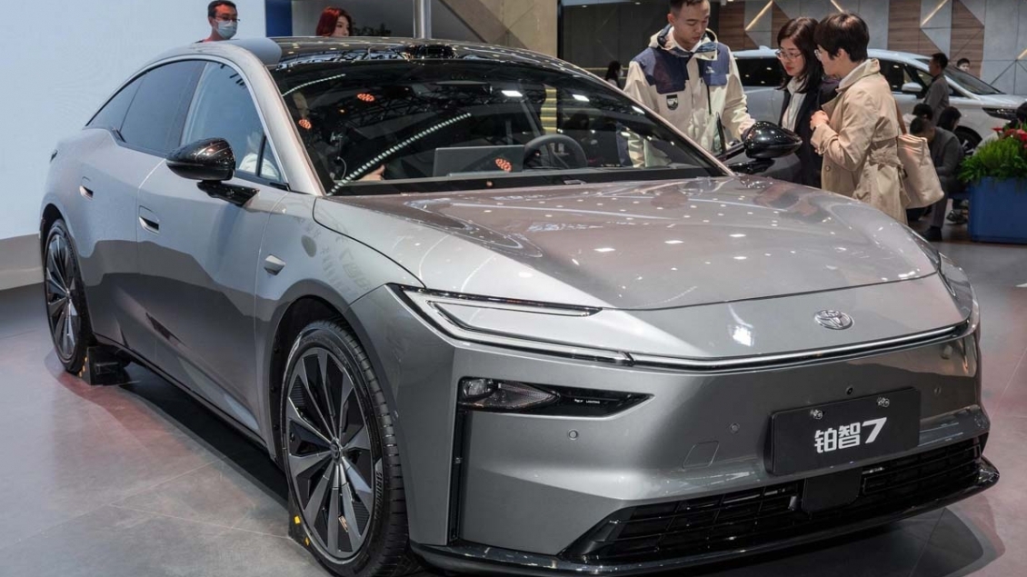 Toyota bZ7 - sedan cỡ lớn lắp mô tơ điện Huawei