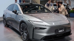 Toyota bZ7 - sedan cỡ lớn lắp mô tơ điện Huawei