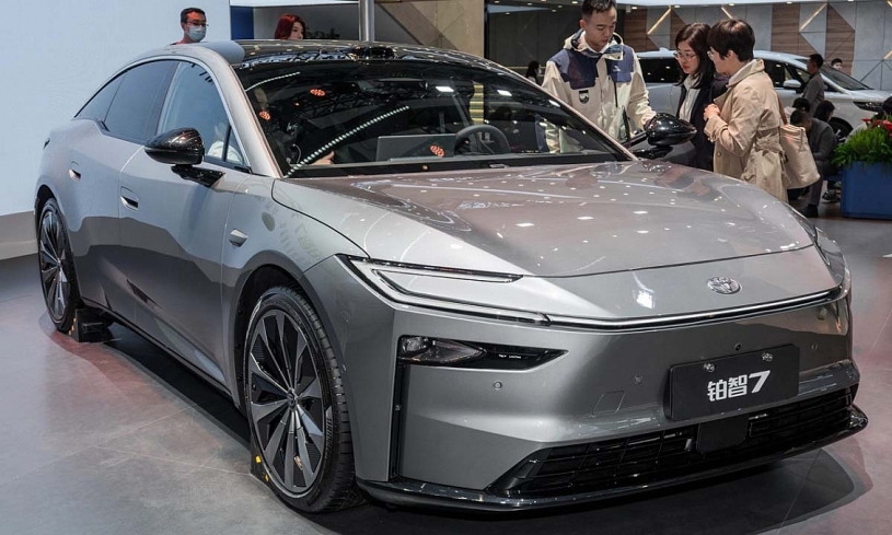 Toyota bZ7 - sedan cỡ lớn lắp mô tơ điện Huawei