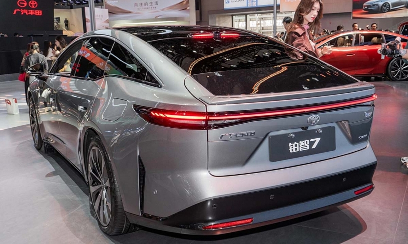 Toyota bZ7 - sedan cỡ lớn lắp mô tơ điện Huawei