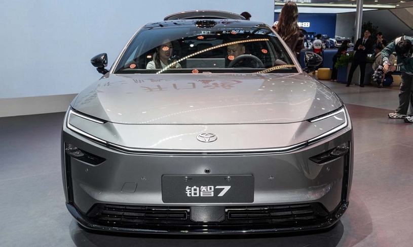 Toyota bZ7 - sedan cỡ lớn lắp mô tơ điện Huawei