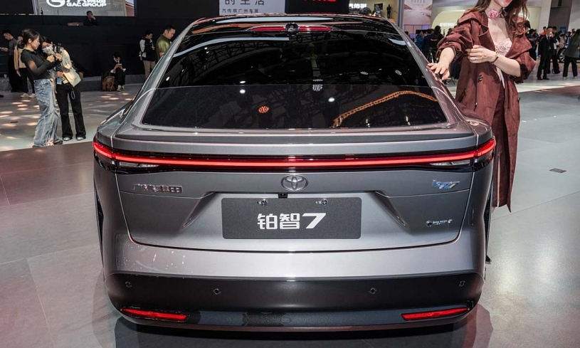 Toyota bZ7 - sedan cỡ lớn lắp mô tơ điện Huawei