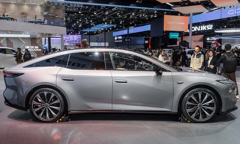 Toyota bZ7 - sedan cỡ lớn lắp mô tơ điện Huawei