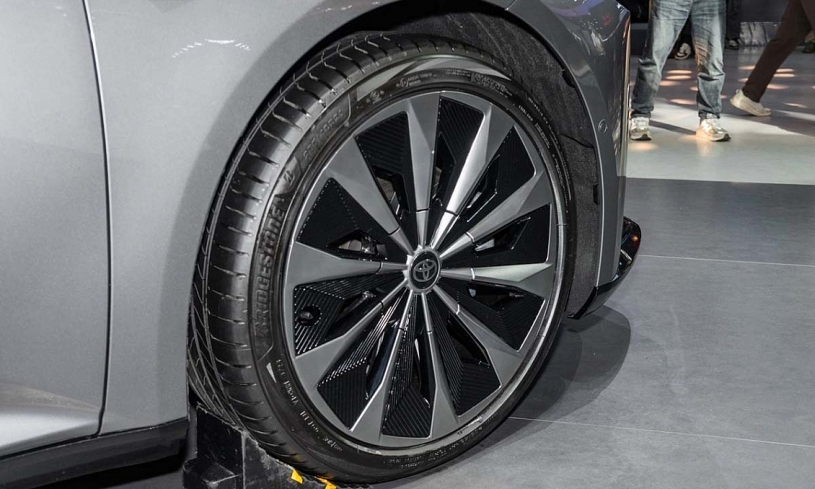 Toyota bZ7 - sedan cỡ lớn lắp mô tơ điện Huawei