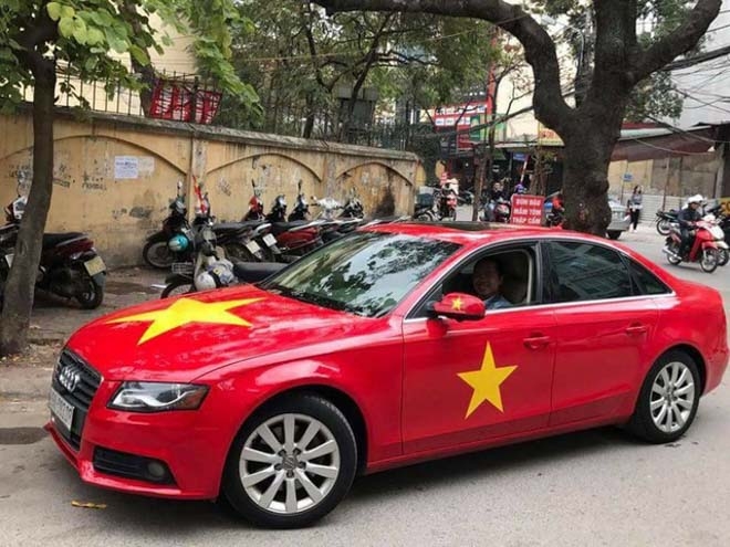 dung hinh truoc dan xe co vu tuyen viet nam tien vao chung ket