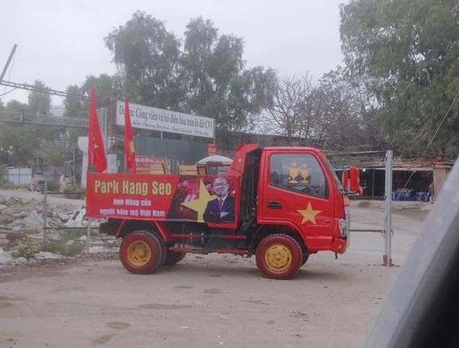 dung hinh truoc dan xe co vu tuyen viet nam tien vao chung ket