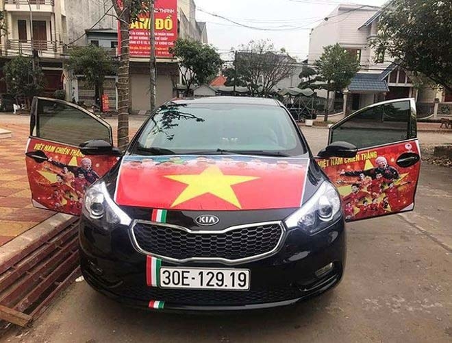 dung hinh truoc dan xe co vu tuyen viet nam tien vao chung ket