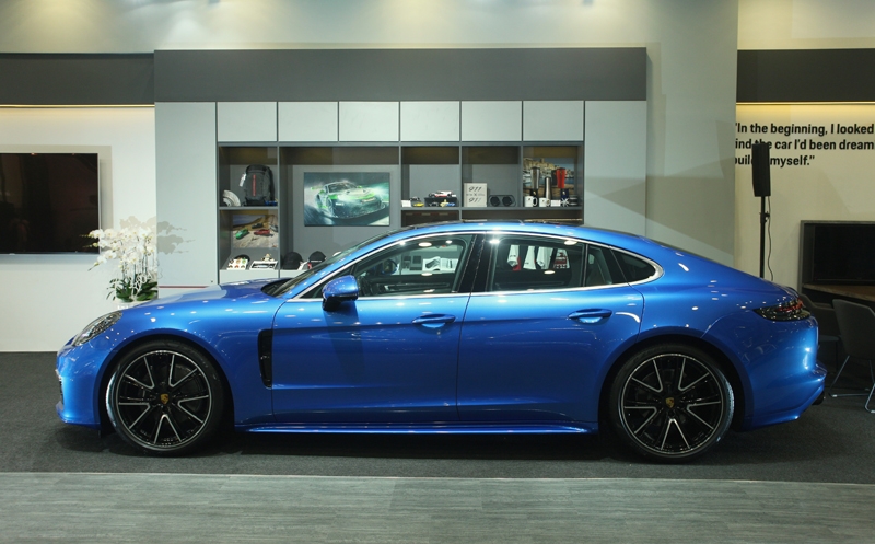 porsche dem xe sang cho khach viet trai nghiem tai tphcm