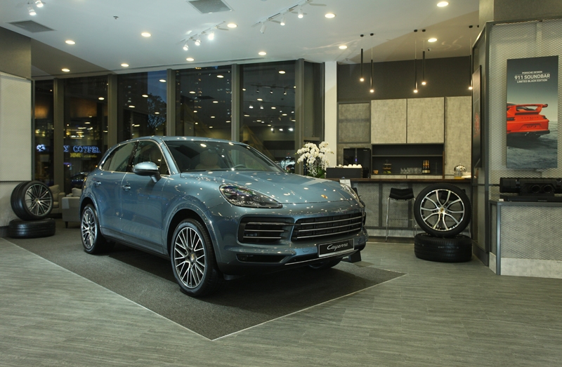 porsche dem xe sang cho khach viet trai nghiem tai tphcm