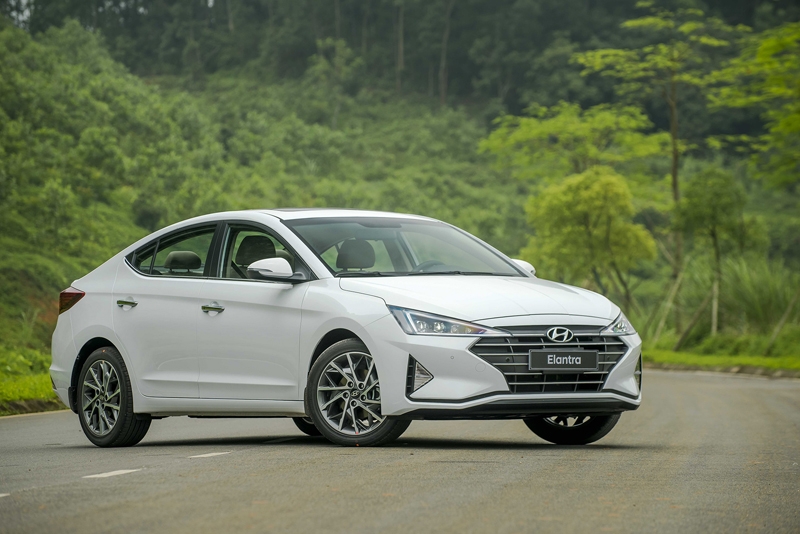 Hyundai Elantra 2019: Khuyến mãi, giá xe, lăn bánh tháng 12/2019