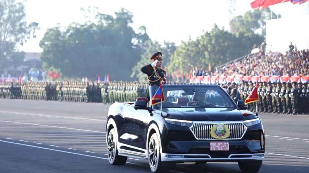 Xe điện Việt Nam nổi bật tại lễ diễu binh, diễu hành kỷ niệm Quốc khánh Lào