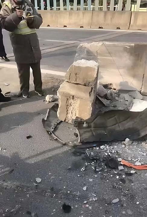 Chiếc xe điện gãy gập đuôi sau va chạm ở Thượng Hải, pin vẫn nguyên vẹn